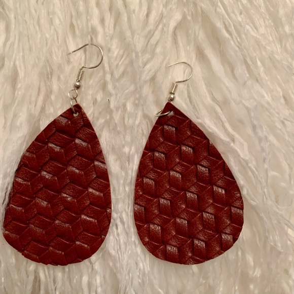 Set of 5 Boutique earrings! Brand new,never worn! - Picture 4 of 6